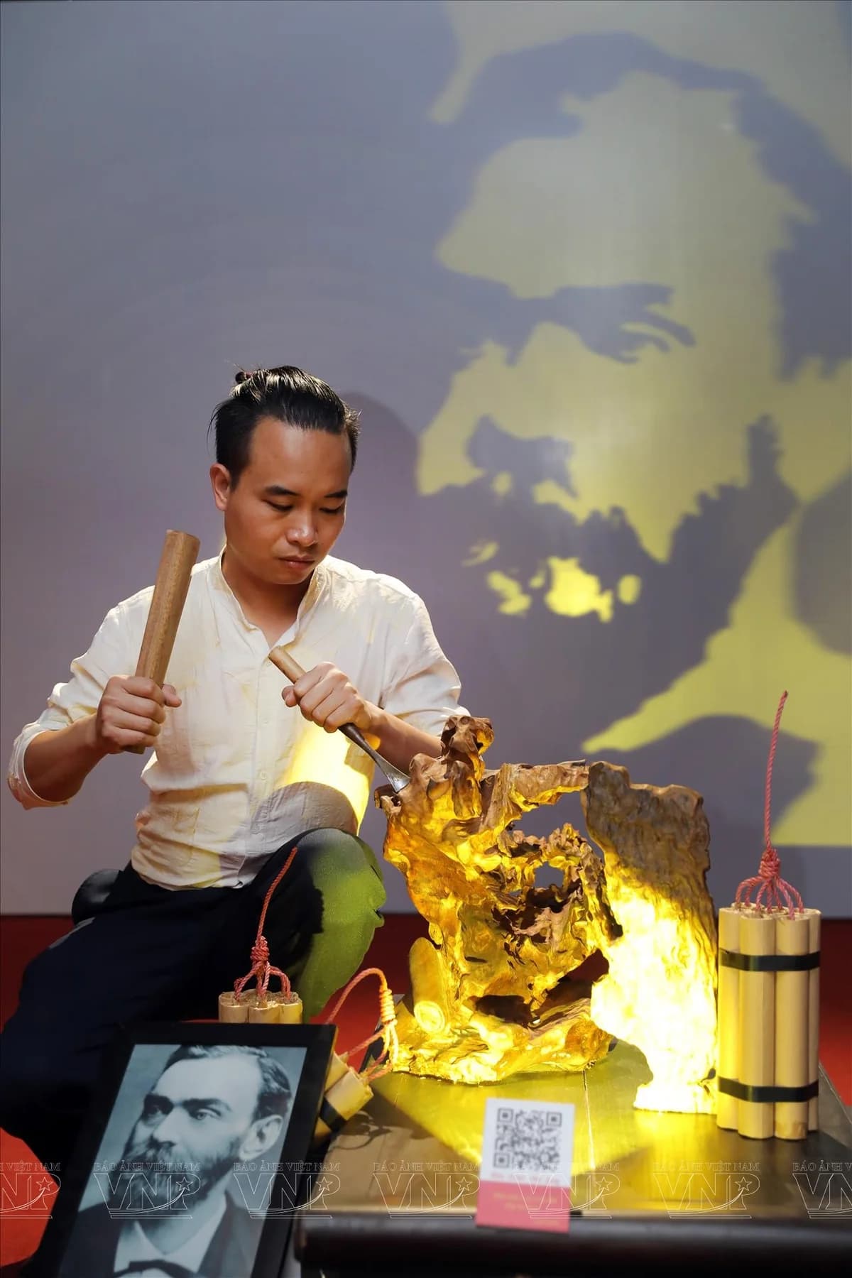 Điêu khắc ánh sáng Bùi Văn Tự: Đỉnh cao nghệ thuật "đuổi hình bắt bóng" tại Việt Nam